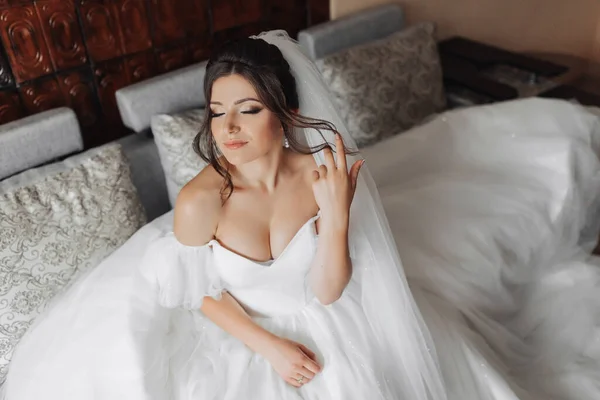 Eine Brünette Braut Weißen Kleid Posiert Auf Einem Grauen Sofa — Stockfoto