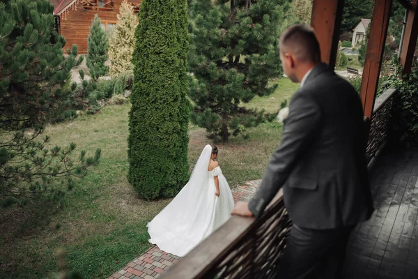 Foto Pernikahan Mempelai Wanita Dengan Gaun Putih Yang Tebal Dan — Stok Foto