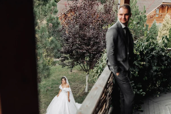 Bröllopsfoto Bruden Voluminös Vit Klänning Och Lång Slöja Går Trädgården — Stockfoto