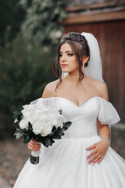 Bride Voluminous White Dress Open Shoulders Long Veil Holds Bouquet — Stock Photo, Image