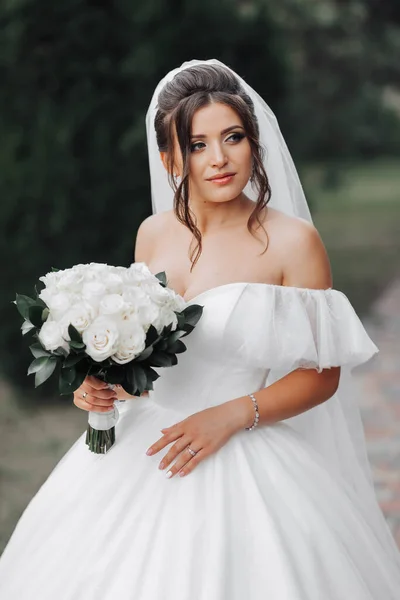 Die Braut Einem Voluminösen Weißen Kleid Mit Offenen Schultern Und — Stockfoto