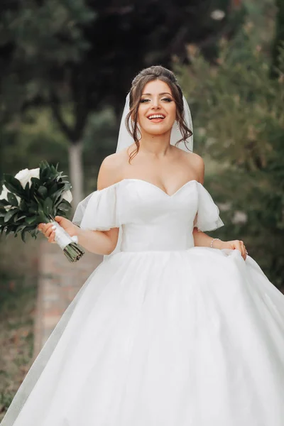 Foto Casamento Noiva Vestido Branco Volumoso Véu Longo Sorrindo Girando — Fotografia de Stock