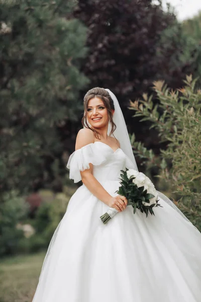 Весільна Фотографія Наречена Ємній Білій Сукні Довгій Завісі Посміхаючись Крутиться — стокове фото