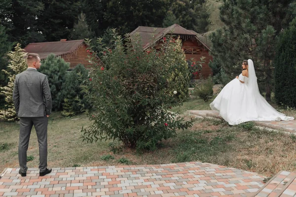Esküvői Fotó Menyasszony Vőlegény Messze Állnak Egymástól Kertben Egymásra Néznek — Stock Fotó