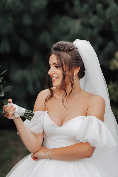 Brunette Bride Dalam Gaun Putih Tebal Dengan Bahu Terbuka Dan — Stok Foto
