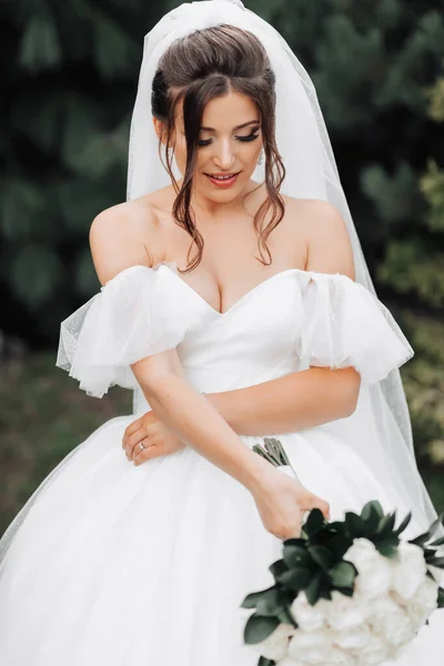 Brünette Braut Einem Voluminösen Weißen Kleid Mit Offenen Schultern Und — Stockfoto