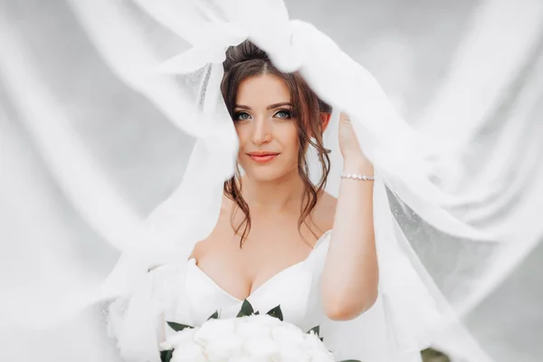 Curly Brunette Bride White Dress Covered Veil Poses Camera Bouquet — Stock Photo, Image