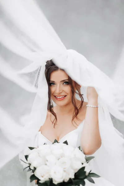 Die Lockige Brünette Braut Einem Weißen Kleid Verhüllt Von Einem — Stockfoto