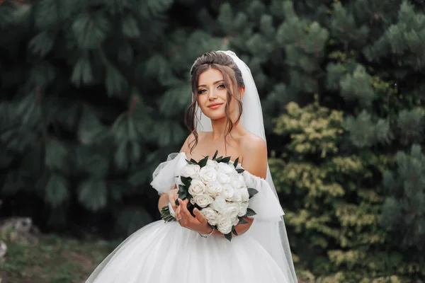Brünette Braut Einem Voluminösen Weißen Kleid Mit Offenen Schultern Und — Stockfoto