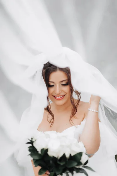 Кудрявая Брюнетка Невеста Белом Платье Покрытая Вуалью Позирует Перед Камерой — стоковое фото