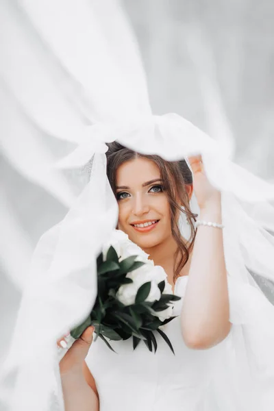 Noiva Morena Encaracolada Vestido Branco Coberta Com Véu Posa Para — Fotografia de Stock