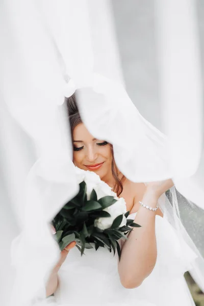 Curly Brunette Bride White Dress Covered Veil Poses Camera Bouquet — Stock Photo, Image