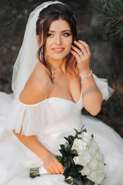 Портрет Невесты Природе Брюнетка Невеста Белом Объемном Платье Сидит Позируя — стоковое фото