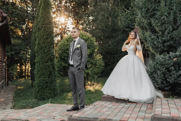 Porträt Des Brautpaares Der Natur Der Bräutigam Grauen Anzug Steht — Stockfoto