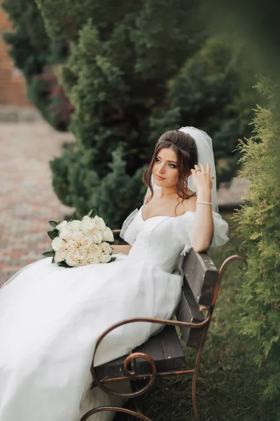 Retrato Noiva Natureza Brunette Noiva Vestido Longo Branco Segurando Buquê — Fotografia de Stock