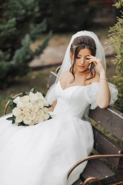 Πορτρέτο Της Νύφης Στη Φύση Μελαχρινή Νύφη Ένα Λευκό Μακρύ — Φωτογραφία Αρχείου