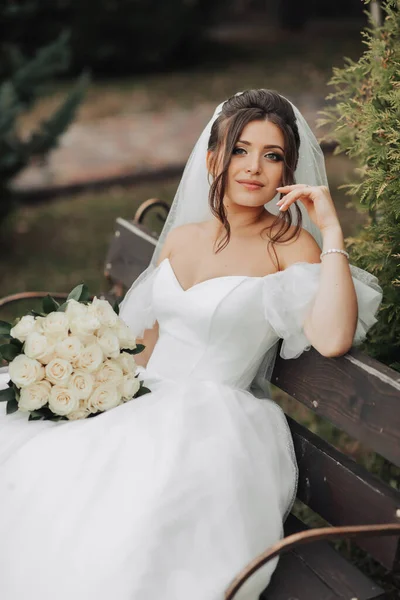Porträt Der Braut Der Natur Brünette Braut Weißen Langen Kleid — Stockfoto