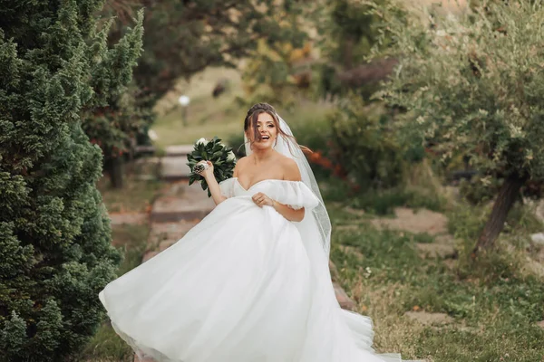 Huwelijksfoto Bruid Een Volumineuze Witte Jurk Een Lange Sluier Glimlachend — Stockfoto