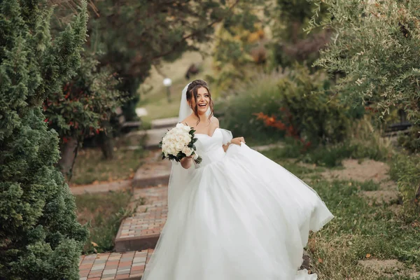 Foto Casamento Noiva Vestido Branco Volumoso Véu Longo Sorrindo Girando — Fotografia de Stock