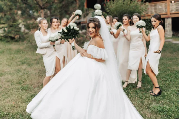 Foto Casamento Natureza Uma Noiva Morena Vestido Branco Longo Fica — Fotografia de Stock