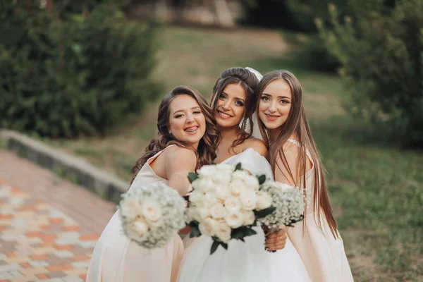 Foto Casamento Natureza Uma Noiva Morena Longo Vestido Branco Fica — Fotografia de Stock