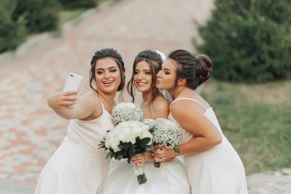 Foto Casamento Natureza Uma Noiva Morena Vestido Branco Longo Seus — Fotografia de Stock
