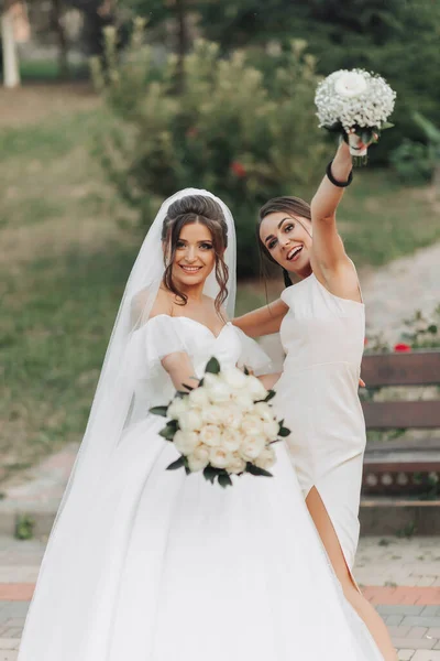 Hochzeitsfoto Der Natur Eine Brünette Braut Einem Weißen Langen Kleid — Stockfoto