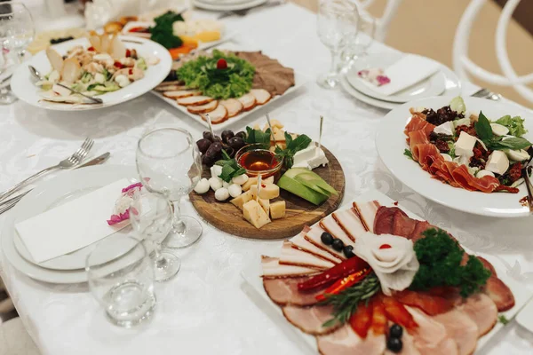 Mesa Bufete Casamento Prato Queijo Sortimento Canapés Serviço Banquetes Comida — Fotografia de Stock