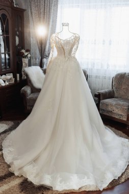 Gelinin odasındaki bir mankenin üzerinde nefis bir gelinlik. Yüksek kalite fotoğraf. Düğün detayları. Beyaz şehvetli elbise