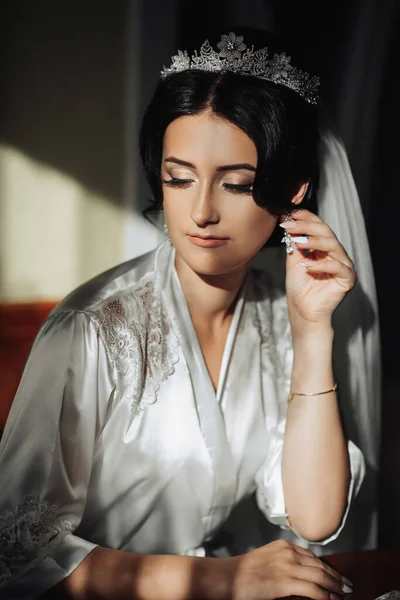 Porträt Einer Brünetten Braut Die Einem Petticoat Sitzt Und Ihr — Stockfoto