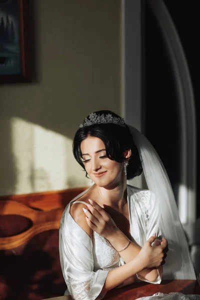 Porträt Einer Brünetten Braut Die Petticoat Sitzt Und Ihre Schulter — Stockfoto