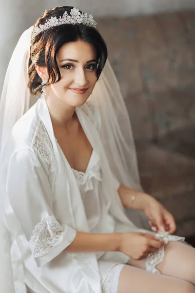Die Brünette Braut Sitzt Auf Dem Sofa Ihrem Zimmer Trägt — Stockfoto