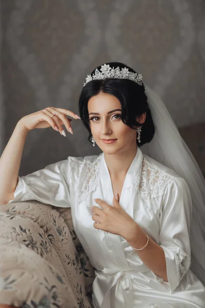 Porträt Eine Brünette Braut Morgenmantel Und Schicker Krone Sitzt Auf — Stockfoto