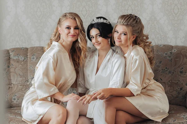 Eine Brünette Braut Und Ihre Blonden Freundinnen Sitzen Auf Dem — Stockfoto