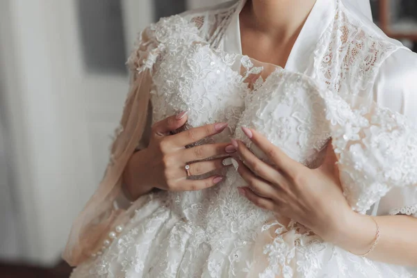 Портрет Брюнетка Наречена Халаті Шикарна Корона Стоїть Тримаючи Весільну Сукню — стокове фото