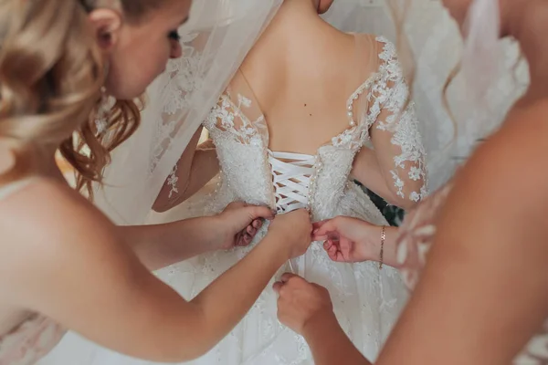 Gli Amici Della Sposa Fissano Vestito Bianco Voluminoso Della Sposa — Foto Stock