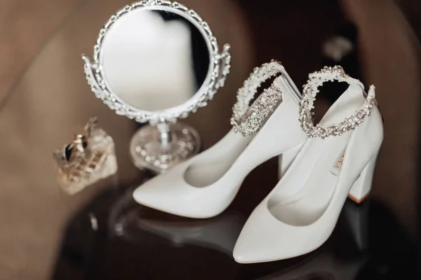 Fotografie Detailů Svatbě Bílé Elegantní Boty Dekorací Noze Krásné Zrcadlo — Stock fotografie