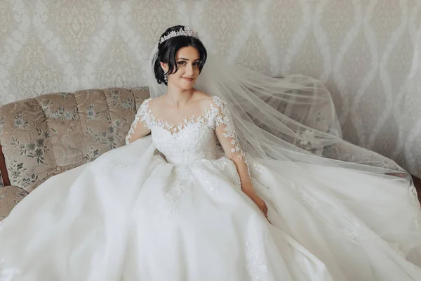 Eine Brünette Braut Einem Weißen Voluminösen Kleid Mit Langen Spitzenärmeln — Stockfoto