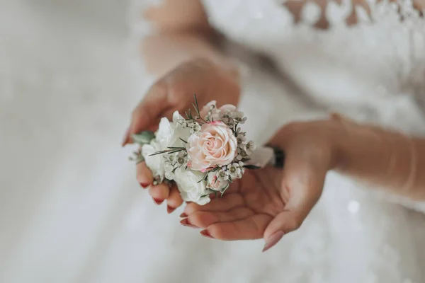 Detalhes Casamento Noiva Mantém Casamento Noivo Boutonniere Mãos Dobradas Forma — Fotografia de Stock