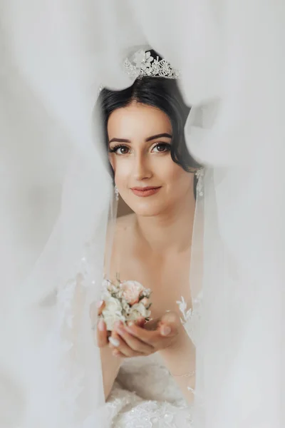 Portret Brunetka Panna Młoda Stoi Eleganckiej Koronie Białej Sukience Owinięta — Zdjęcie stockowe