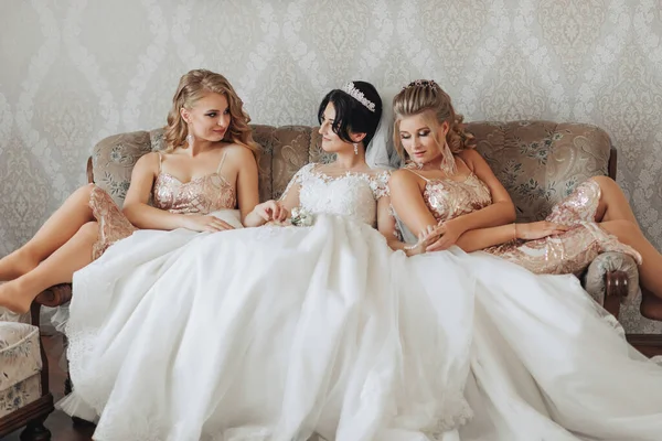 Pohovce Pokoji Nevěsty Sedí Brunetka Elegantních Bílých Šatech Koruně Její — Stock fotografie