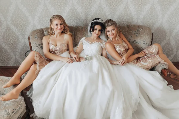 Pohovce Pokoji Nevěsty Sedí Brunetka Elegantních Bílých Šatech Koruně Její — Stock fotografie