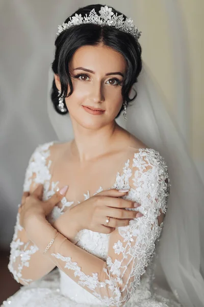 Uma Noiva Morena Vestido Volumoso Branco Com Mangas Renda Compridas — Fotografia de Stock