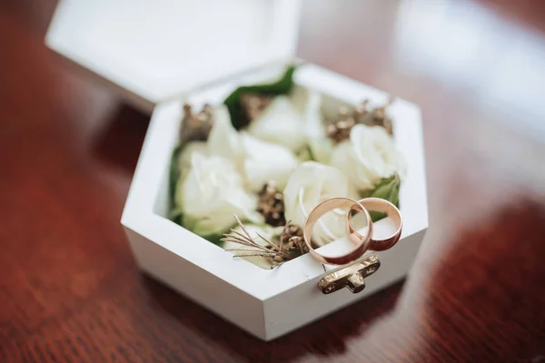 Foto Acessórios Casamento Buquê Luxuoso Noivo Anéis Ouro Suporte Com — Fotografia de Stock