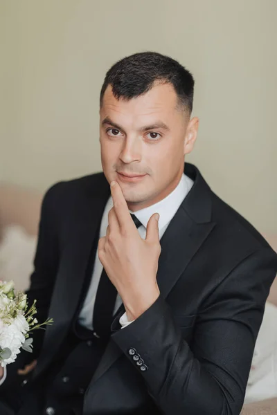 Porträt Ein Mann Weißem Hemd Schwarzer Krawatte Und Schwarzem Anzug — Stockfoto