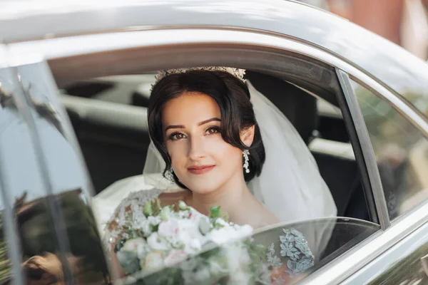 Eine Brünette Braut Aufrichtig Lächelnd Sitzt Ihrem Hochzeitstag Einem Schwarzen — Stockfoto