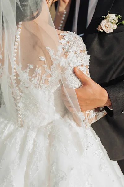 Fotografias Recortadas Noivo Terno Preto Segura Mão Noiva Vestido Branco — Fotografia de Stock