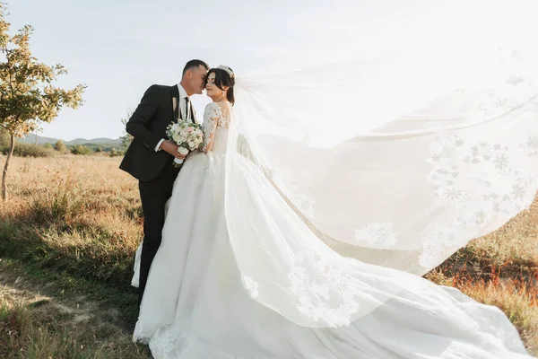 Esküvői Fotó Egy Fekete Öltönyös Vőlegény Egy Fehér Ruhás Menyasszony — Stock Fotó