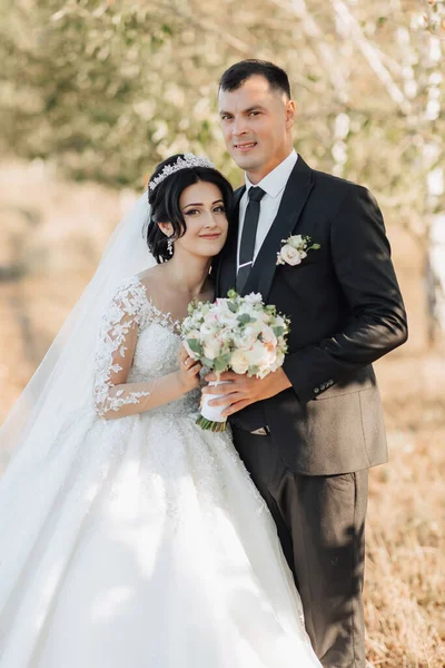Φωτογραφία Γάμου Στη Φύση Γαμπρός Μαύρο Κοστούμι Και Νύφη Λευκό — Φωτογραφία Αρχείου