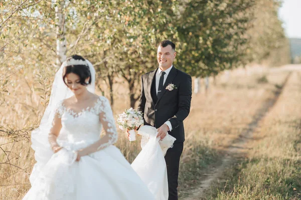 Weitwinkelporträt Einer Braut Und Eines Bräutigams Die Vor Einem Hintergrund — Stockfoto